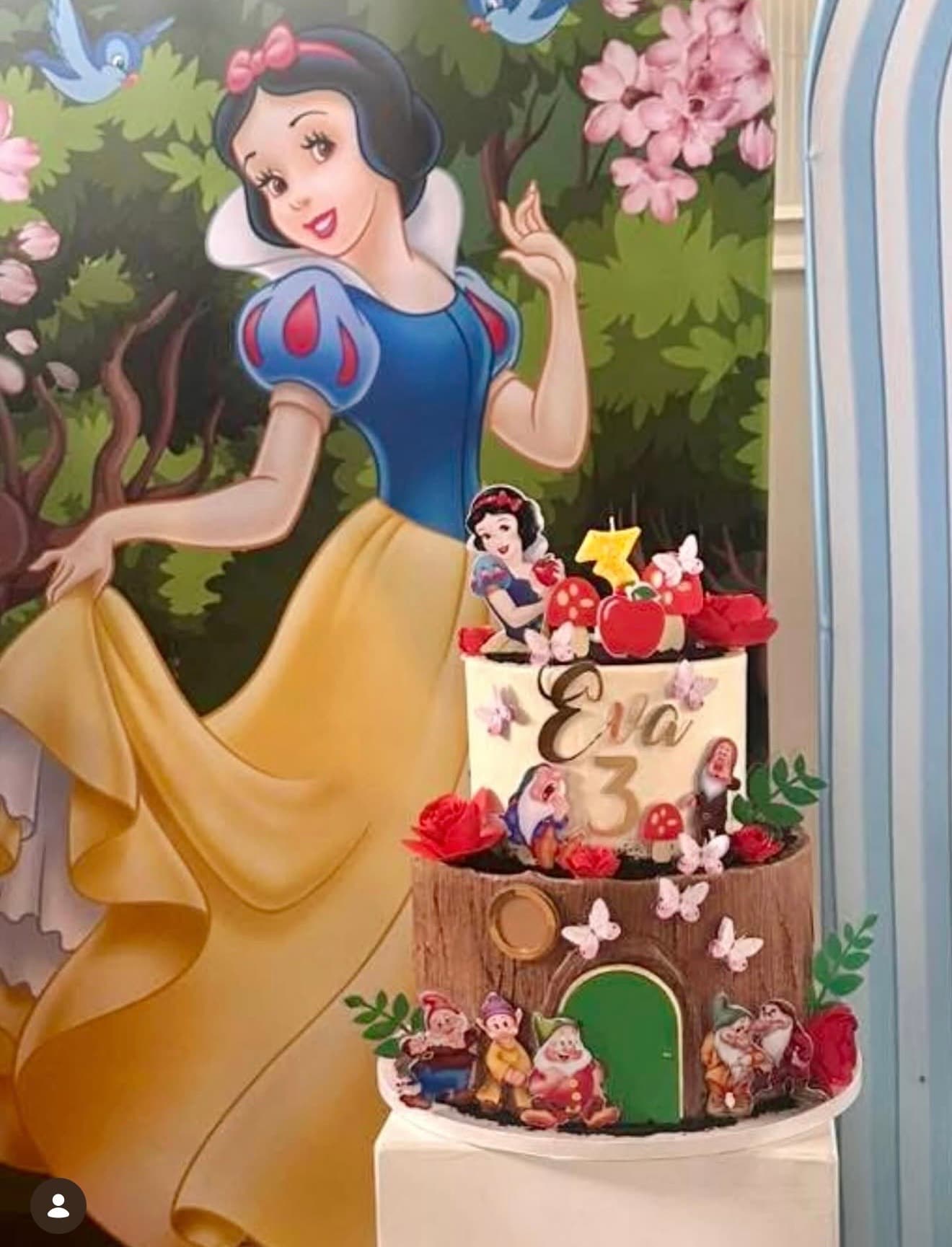 Branca de Neve — Dois andares encantados com os sete anões modelados, cogumelos, flores e borboletas de açúcar.
