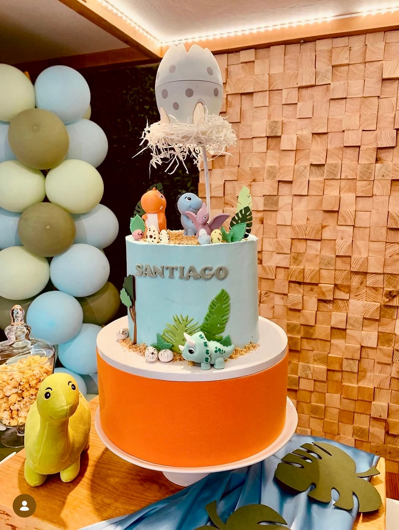 Dinos Baby — Dois andares em tons pastel com dinossauros fofos modelados, folhas tropicais e ovo a eclodir.