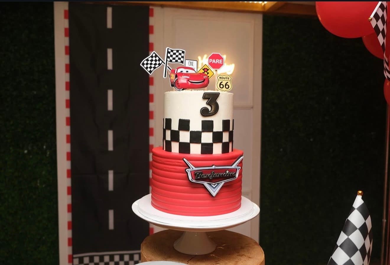 Cars — Faísca McQueen — Dois andares vermelho e branco com padrão xadrez, Faísca McQueen, bandeiras e sinais de corrida.