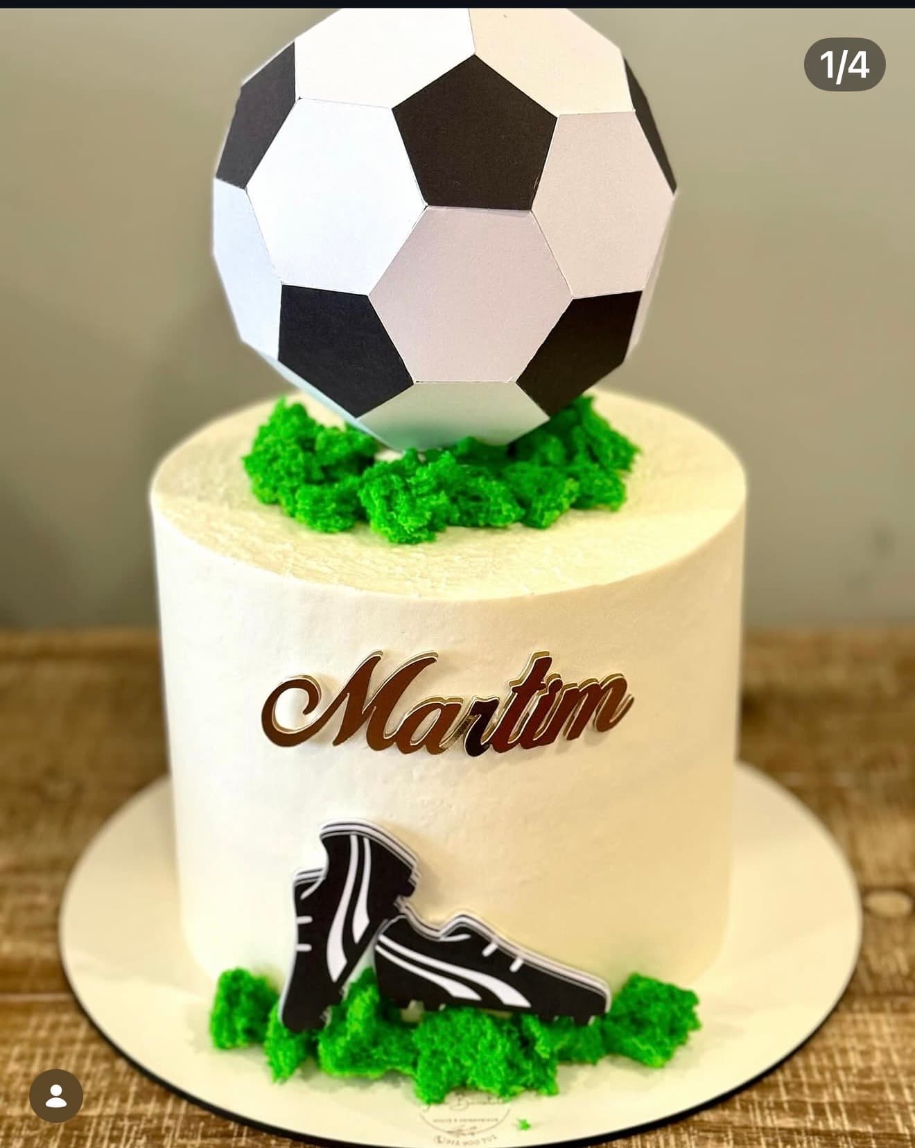 Futebol Clássico — Bolo elegante com bola de futebol 3D no topo, chuteira modelada e relva em buttercream.
