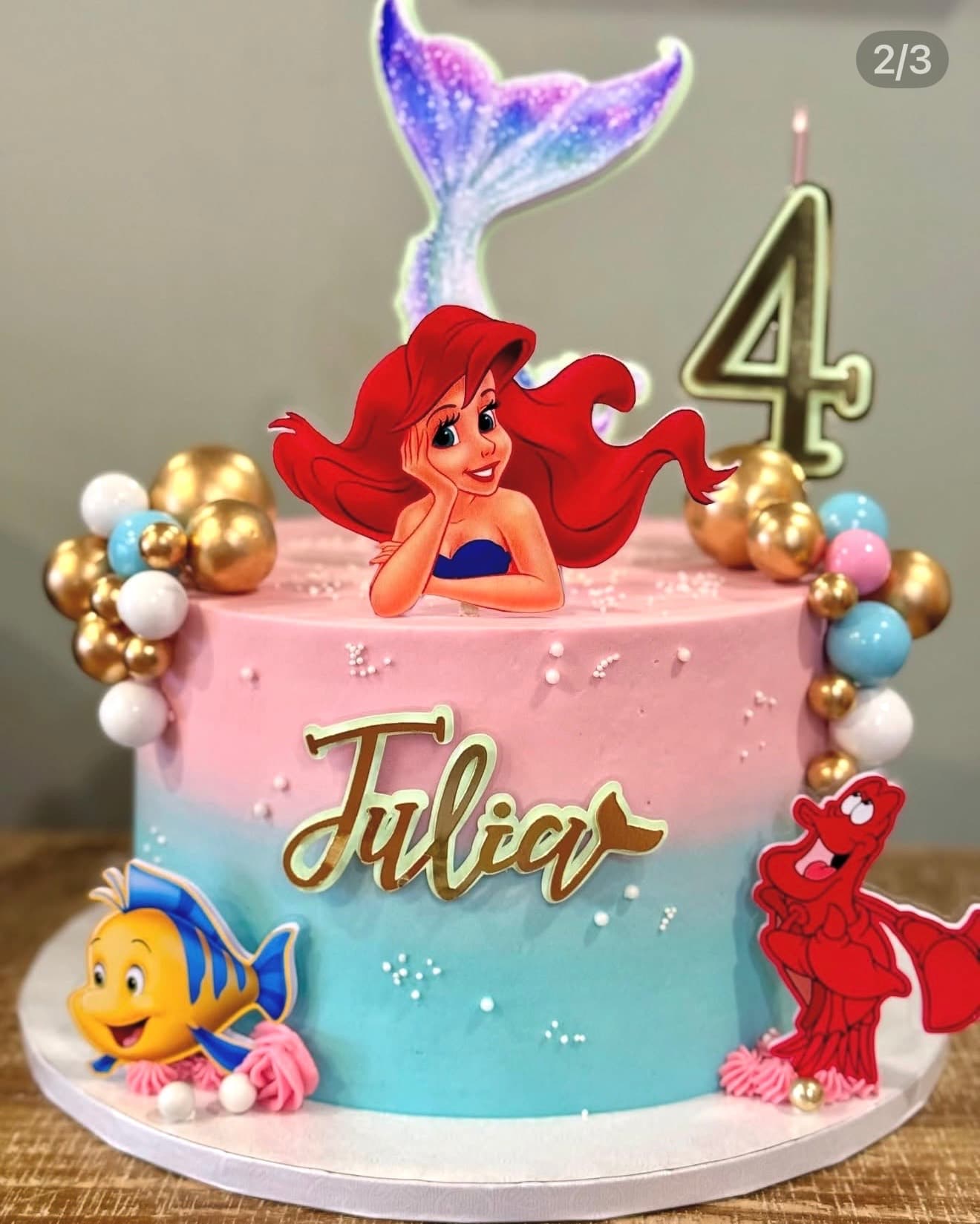 Pequena Sereia — Degradê rosa e azul oceano com a Ariel, Linguado, Sebastião, cauda de sereia e balões dourados.
